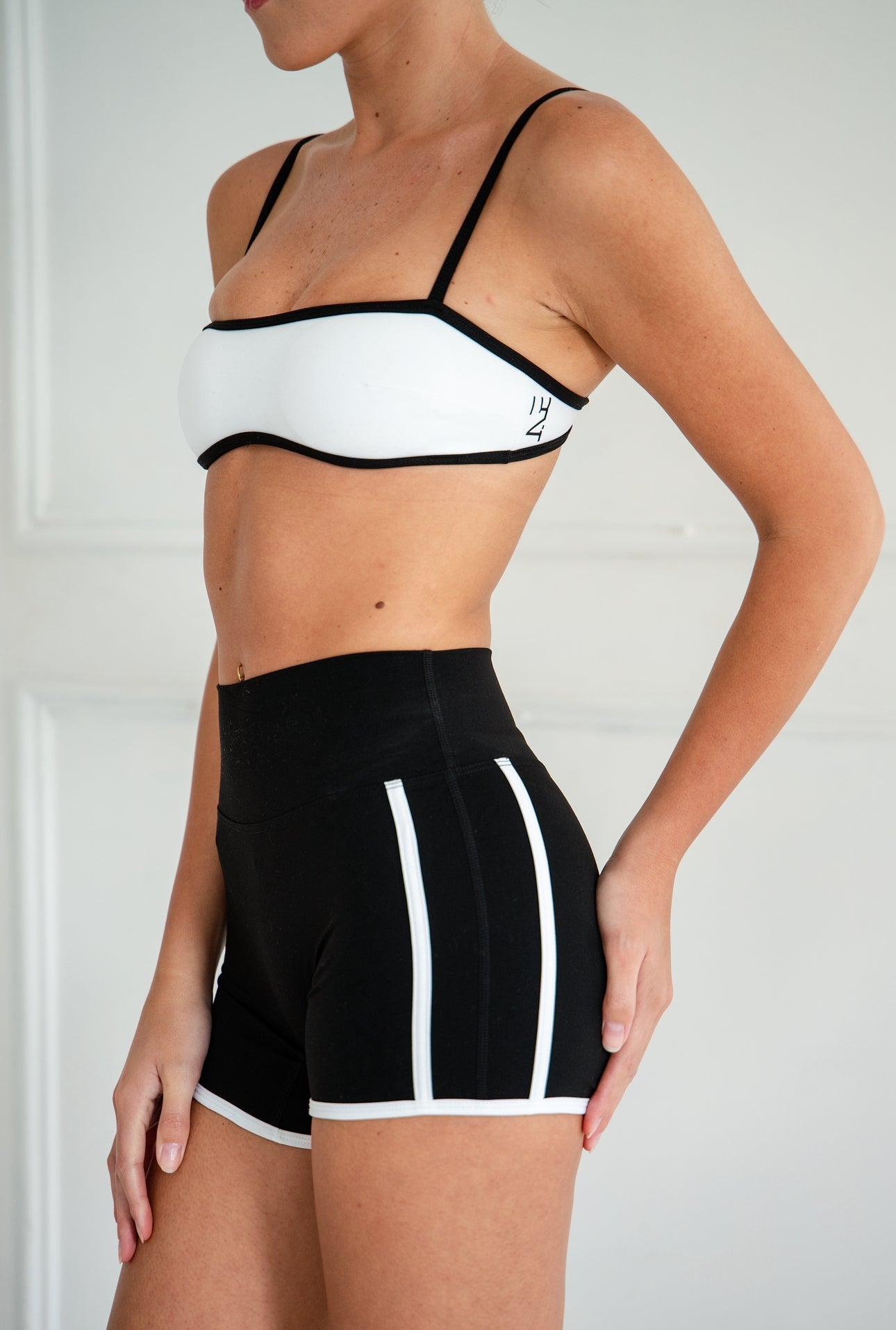 TWO TONE CROP (WHITE X BLACK).