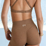 LATTE SEAMLESS SCRUNCH SHORTS.