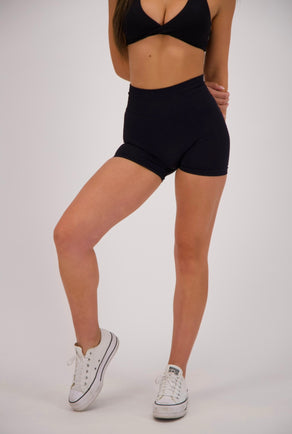 JET BLACK SEAMLESS SCRUNCH SHORTS