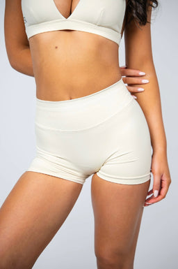 BUTTERMILK SCULPT SCRUNCH SHORTS