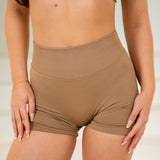 LATTE SCULPT SCRUNCH SHORTS.