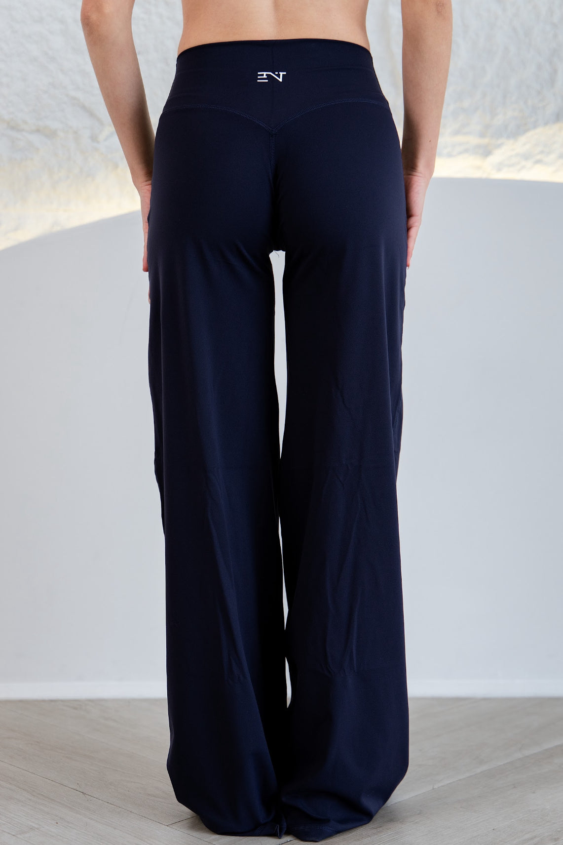 NAVY WIDE LEG PANTS.