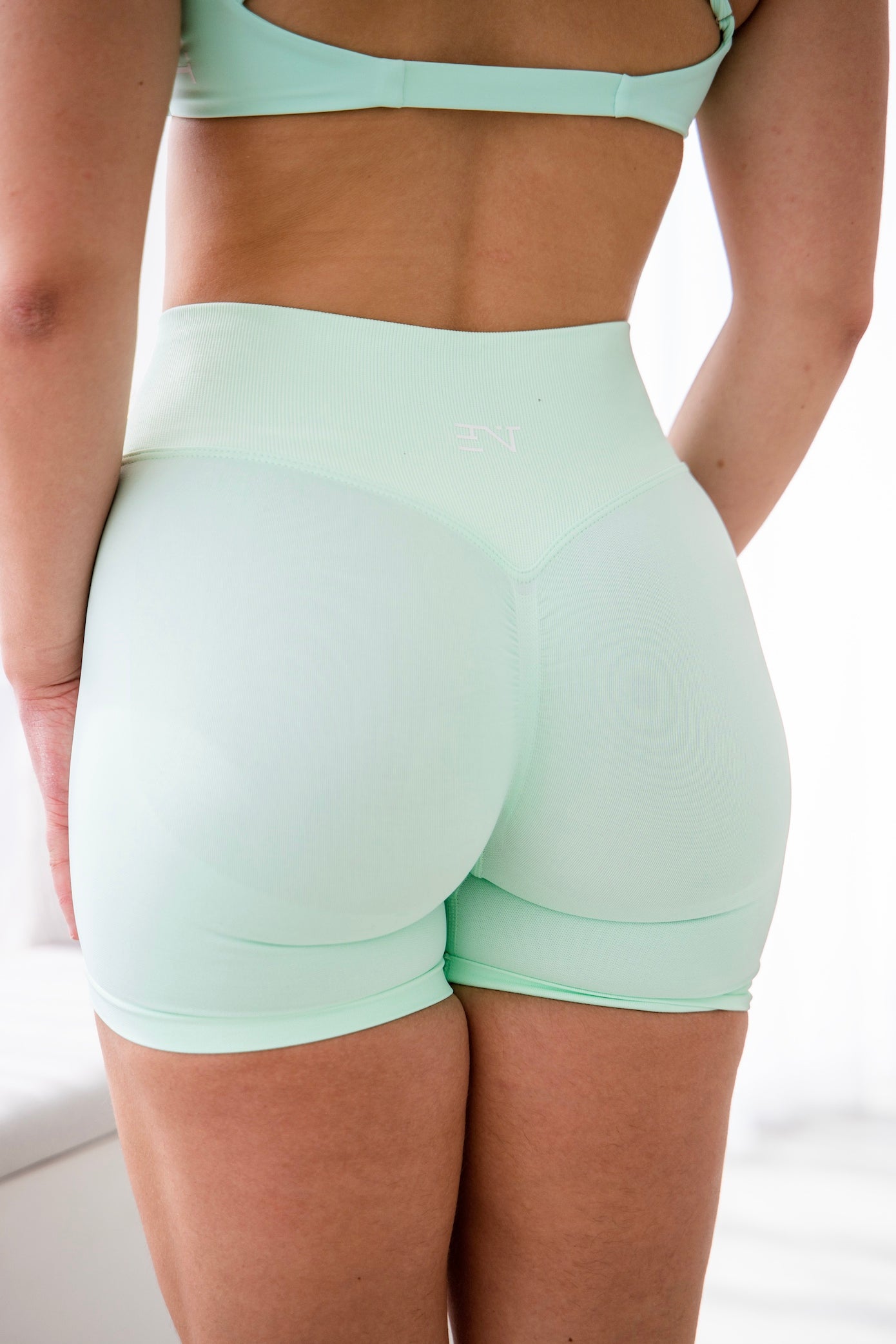 MOJITO SEAMLESS SCRUNCH SHORTS