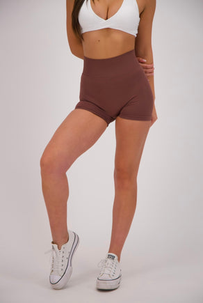 CINNAMON SEAMLESS SCRUNCH SHORTS
